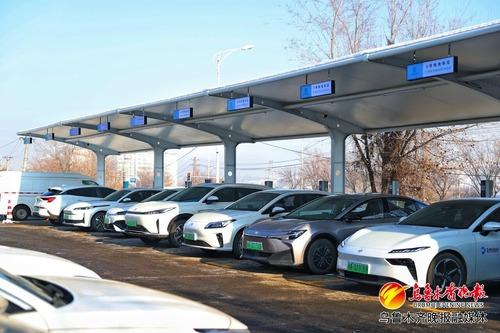 　　11月28日，正能智慧能源华光街液冷超充站，新能源汽车正在充电。资料图片