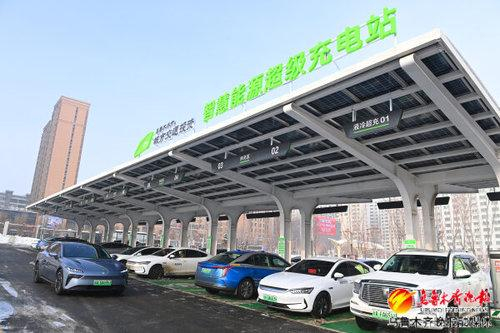 　　12月24日，在乌鲁木齐文化中心智慧能源超级充电站，社会车辆正在为车辆充电。记者陈岩摄