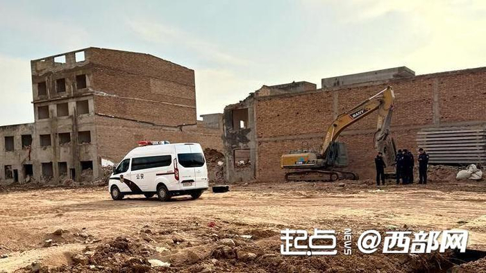 西安市灞桥区一4岁男童在村口玩耍时遭两只恶犬袭击，事发地周边正在拆迁。