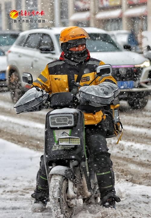 　　乌鲁木齐银川路，外卖员在雪中送餐。资料图片
