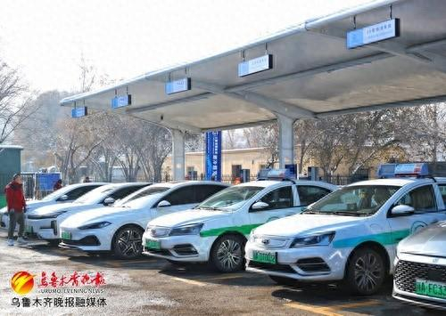 　　在正能智慧能源华光街液冷超充站，新能源汽车正在充电。资料图片