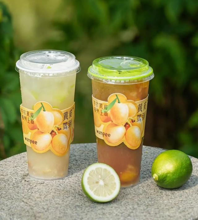 察理王子把黄皮果浓郁的清新果香和柠檬茶完美混搭，推出黄皮柠檬茶，成为年轻人的清凉解暑神器，仿佛整个夏天都被治愈。