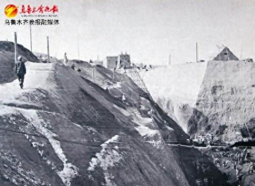 　　上世纪五十年代初，六道湾煤矿建矿初期坑口现场。 资料图片