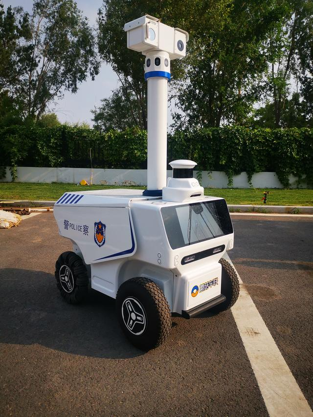 鄂尔多斯街上正在行驶的自动驾驶巡逻车。 图片来源：康巴什区宣传部
