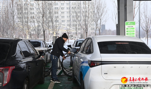 　　12月24日，在乌鲁木齐文化中心智慧能源超级充电站，社会车辆正在为车辆充电。记者陈岩摄