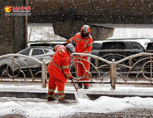 　　12月16日，在苏州路，环卫工人正在清扫道路积雪。资料图片