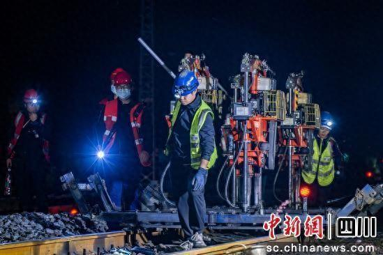 作业人员正在转运捣固机械。伏小浩 摄