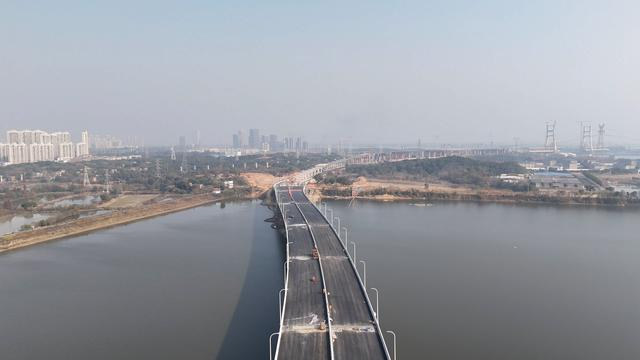 隆兴大桥北二环下庄湖桥段即将通车，远处隆兴大桥其他组成桥梁高耸的桥塔。 澎湃新闻记者 王珏玮 图