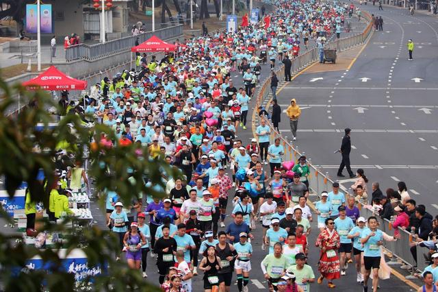 12月22日2024汕头马拉松鸣枪起跑。图源：新华社