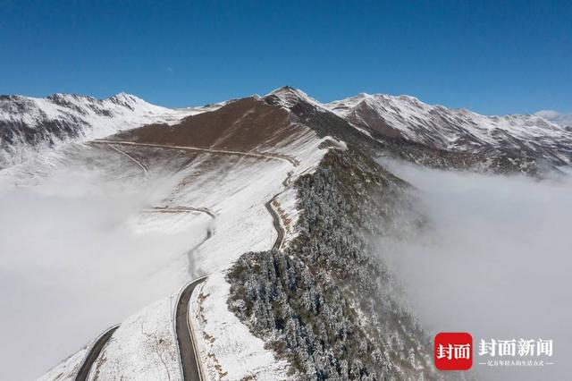冰雪覆盖的国道351线夹金山段。 杨涛 摄