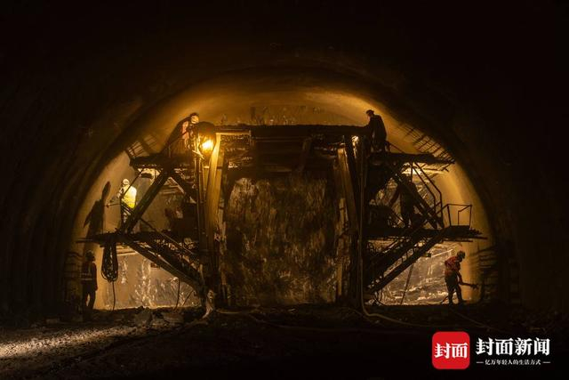 2023年11月17日施工中的夹金山隧道。 杨涛 摄