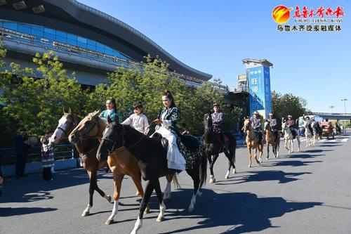 　　在乌鲁木齐地窝堡国际机场T3航站楼到达大厅出口，新疆古生态园骑手骑马列队准备迎接抵达旅客。资料图片