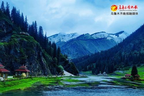 　　在乌鲁木齐县天山大峡谷景区照壁山景点，雪山、草甸、云杉松林、峡谷湖泊等汇聚在一起风光无限。资料图片