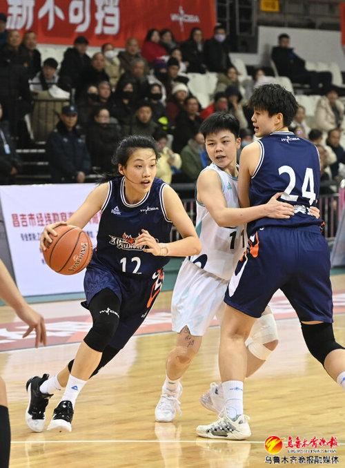　　12月25日，在昌吉市体育馆，新疆女篮球员蔡晓渝正在前场突破。记者陈岩摄