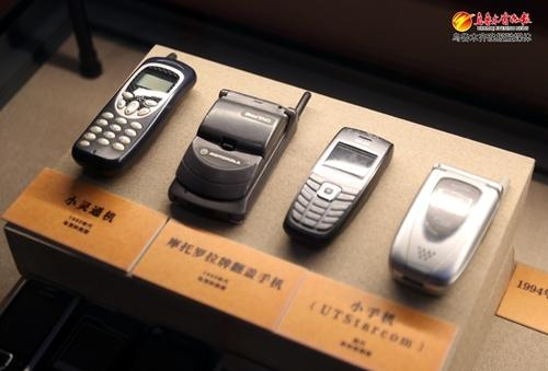 　　《家园记忆》展出的老式手机。记者王畅彤摄