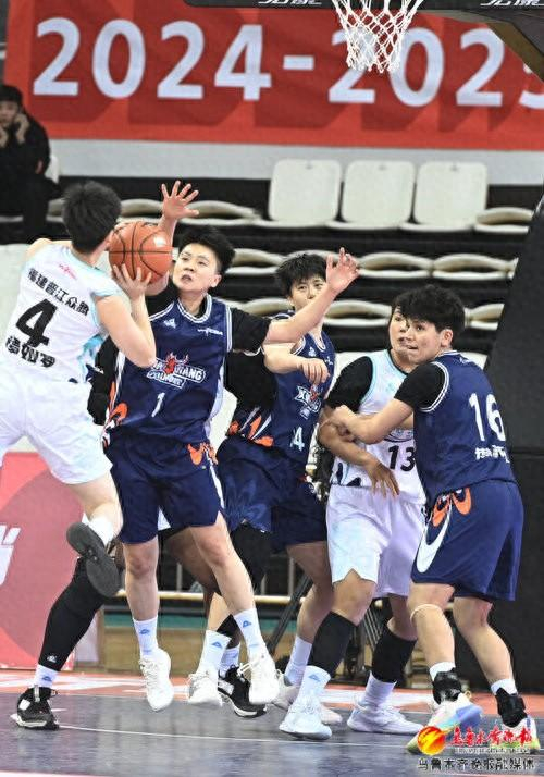 　　12月25日，在昌吉市体育馆，新疆女篮球员正在后场积极防守。记者陈岩摄