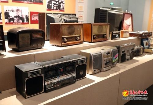　　《家园记忆》展出的老式收音机和录音机。记者王畅彤摄