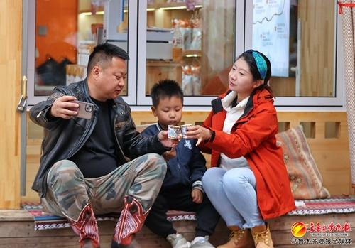 　　在大巴扎步行街，游客体验特色沙煮咖啡。资料图片