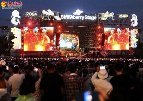 　　在超级草莓音乐节，乐迷徜徉音乐海洋，释放无限活力。资料图片