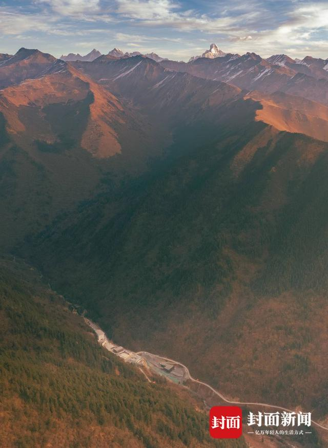 穿过崇山峻岭的夹金山隧道工程。 杨涛 摄