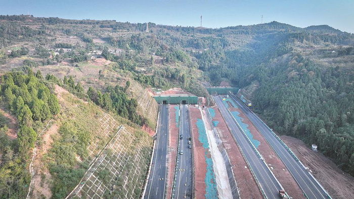     即将通车的天府仁寿大道。