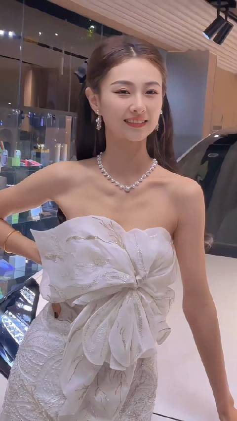 车模苏宁,抹胸开叉长裙大方美丽,生过孩子身材依旧很好