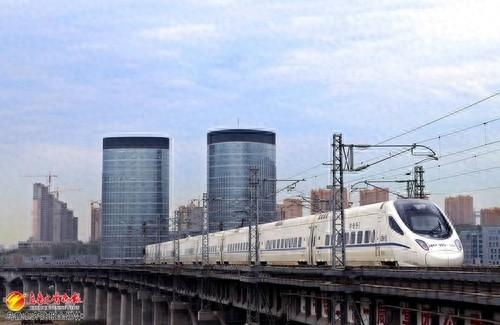 　　一列动车驶出乌鲁木齐站。资料图片