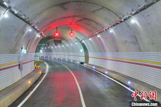 干净明亮的乐西高速乐马段隧道。记者 刘忠俊 摄