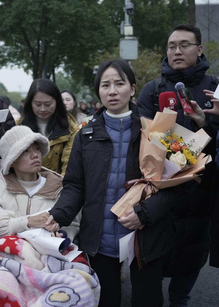 12月27日，法庭宣判前，谢女士（中）在朋友陪同下走进法院。澎湃新闻记者 胥辉 图