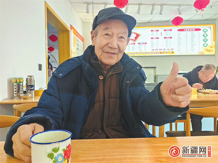 家住幸福城市花园小区的居民赵廷忠点赞家门口的幸福路街道养老服务中心。（全媒体记者梁淑芳摄）