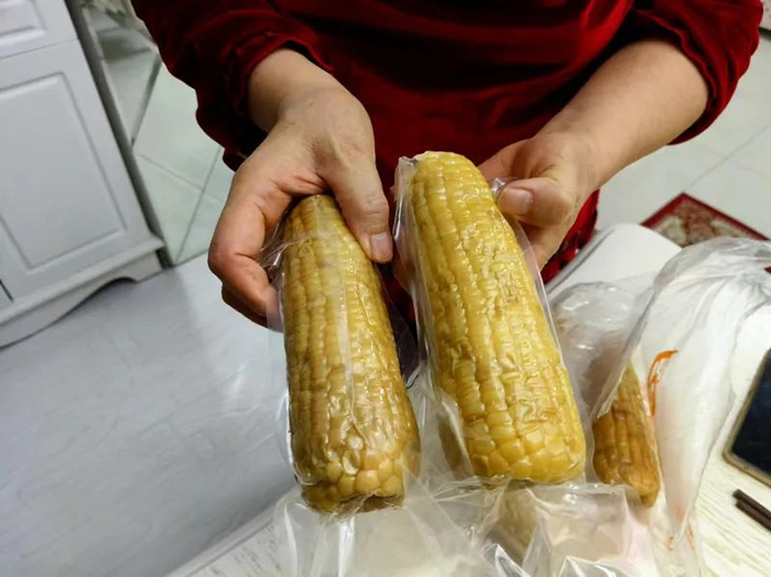 老人超市买玉米,食用后发现发霉了