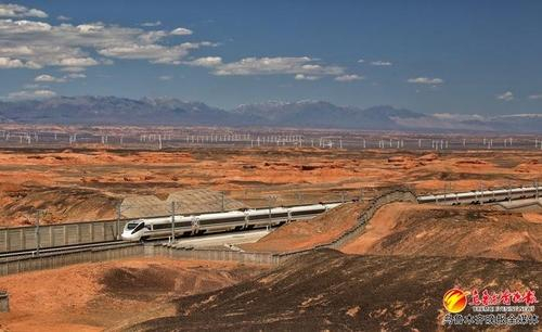 　　时速250公里CRH5E型长编卧铺动车组列车通过兰新高铁哈密至鄯善北间。资料图片