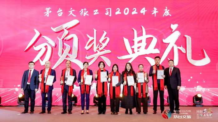 颁发风雨同行奖