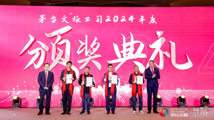 颁发年度最佳合作伙伴奖