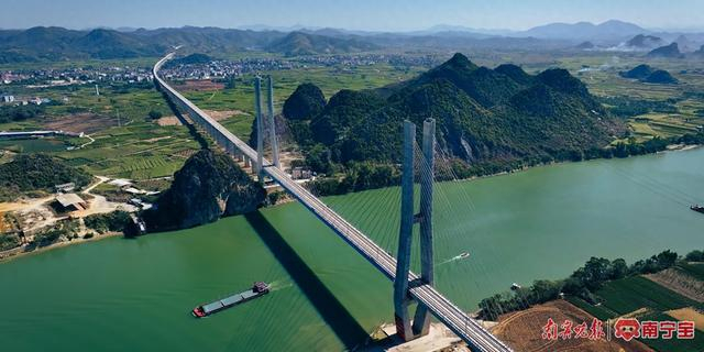 南珠高铁南玉段百合郁江铁路大桥。 通讯员 陆新健 摄