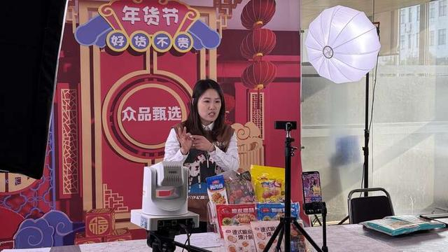 河南华昱控股有限公司的电商直播室内，带货主播正在直播。中青报·中青网见习记者 李梓昂/摄