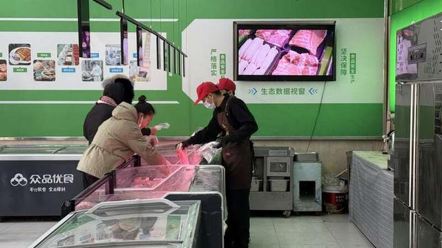 华昱控股直营的零售店里，几名顾客正在挑选鲜猪肉。中青报·中青网见习记者 李梓昂/摄