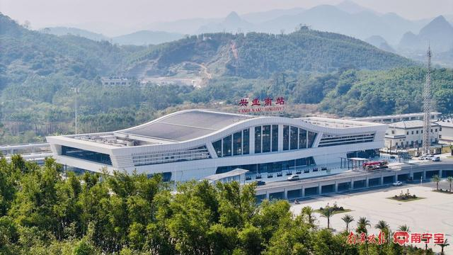 南珠高铁南玉段兴业南站。 通讯员 陆新健 摄