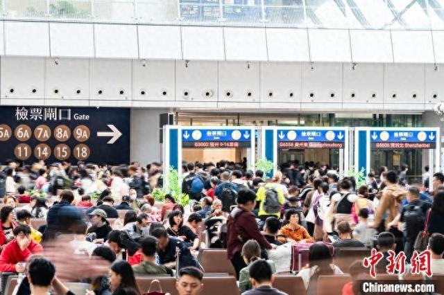 2024年2月，许多香港市民和访港游客在香港西九龙高铁站等待乘坐列车前往内地。中新社记者 侯宇 摄