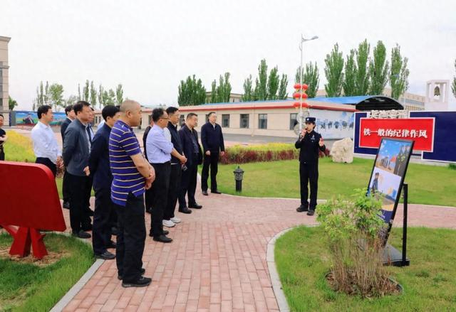 民警为参观见学人员介绍内蒙古出入境边检总站的发展历史。（资料图）
