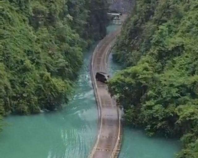 5月16日，一辆商务车冲破护栏坠入水中。图为车辆落水前的画面。 视频截图 