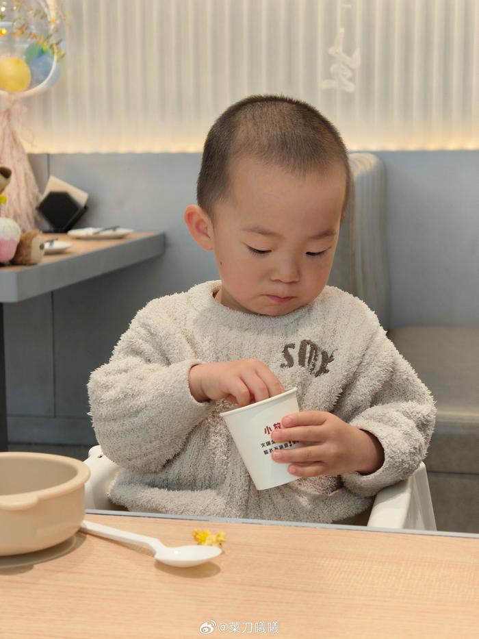 又吃饭了， 在游乐场看到一位姥姥一拖二，一个大概五岁的男孩…