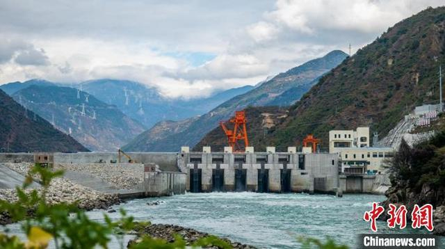 硬梁包水电站枢纽闸坝。华能泸定公司供图