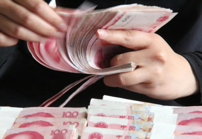 ▲面对中小银行的加息揽储问题，也应加大对储户的风险提醒。图/新华社