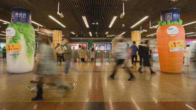 地铁巨型蔬菜装置；图片来源：公众号@德高申通STDecaux