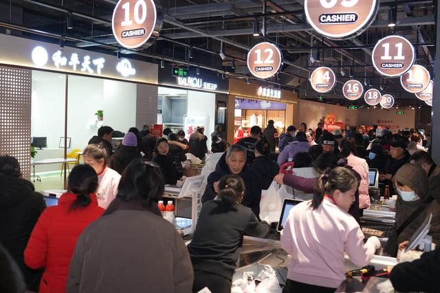永辉在北京第二家学习胖东来的自主调改店客流如织。永辉超市供图