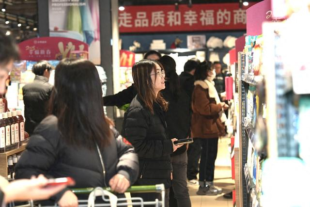 顾客正在京版“胖东来”房山店挑选商品。永辉超市供图