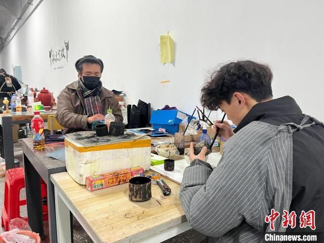 图为孟祥高学生在制作漆器。 吴淘淘 摄