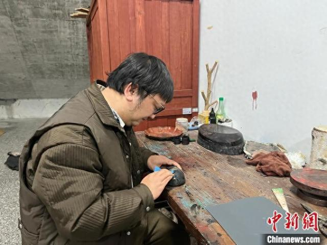 图为孟祥高在制作漆器。 吴淘淘 摄