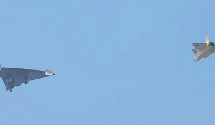 疑似是中国解放军第六代原型机，首次被拍摄与歼-20战机一起试飞